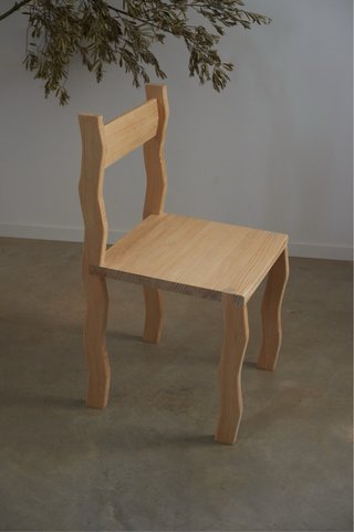Silla de madera con patas onduladas artesanal