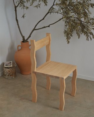 Silla de madera con patas onduladas artesanal
