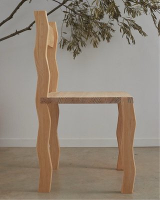 Silla de madera con patas onduladas artesanal