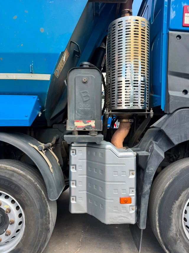 Renault T520 8x4 Camión Volquete