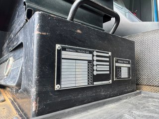 Renault T520 8x4 Camión Volquete