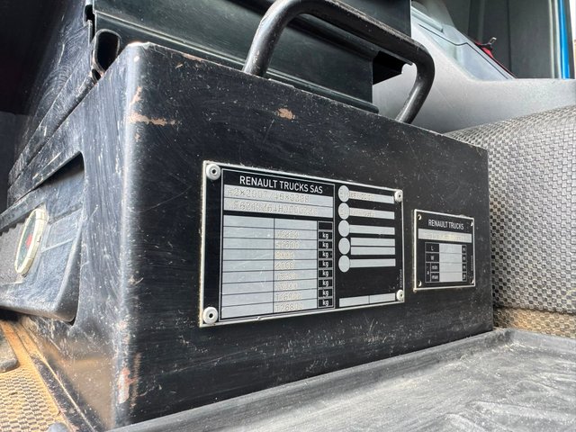 Renault T520 8x4 Camión Volquete