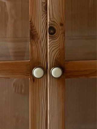 Vetrina in legno con porte in vetro