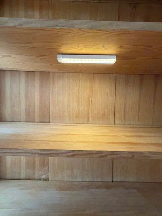 Vetrina in legno con porte in vetro