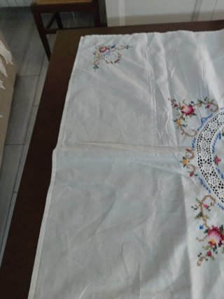 Tovaglietta cm 85x85 ricamata a mano