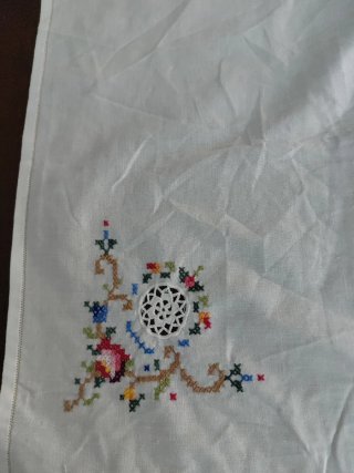 Tovaglietta cm 85x85 ricamata a mano