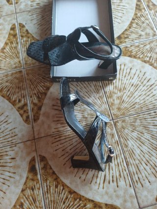 Zapatos de tacón negros, suela de cuero