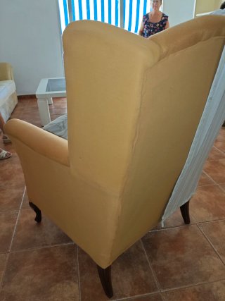 Butaca de tela beige a rayas