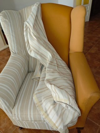 Butaca de tela beige a rayas