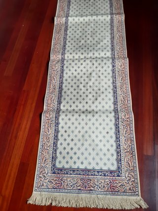 Alfombra de tela beige y azul