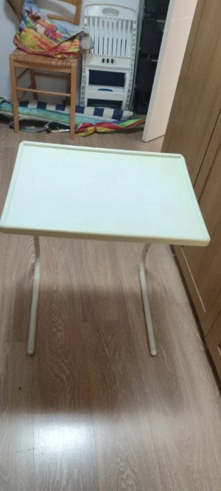 Mesita para comer en el sofá