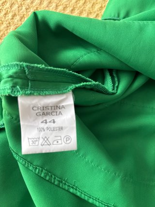 Vestido raso verde sin manga
