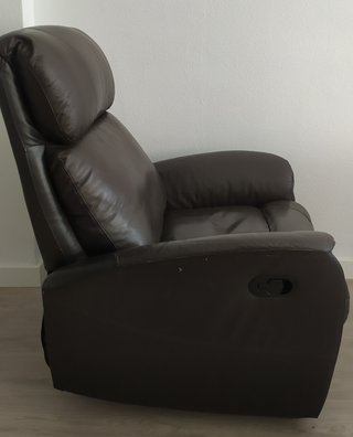 Sillón reclinable de cuero marrón