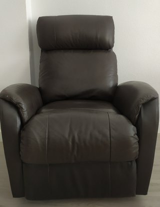 Sillón reclinable de cuero marrón