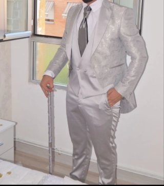 Traje de novio plateado