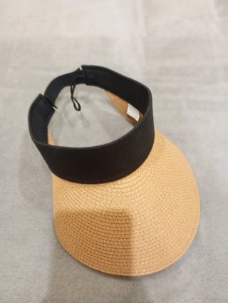 Visera Beige y Negra con Cierre Velcro
