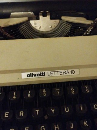 Máquina de escribir Olivetti Lettera 10