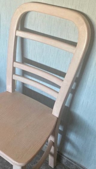 Silla de madera rosa