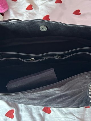 Bolso negro con tachuelas