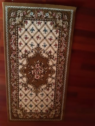Alfombra de tela marrón y rosa