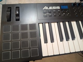 Alesis VI49 Controlador MIDI + Pedal + Soporte