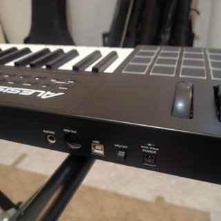 Alesis VI49 Controlador MIDI + Pedal + Soporte