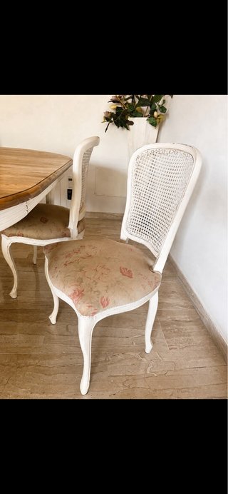 Mesa ovalada y 4 sillas