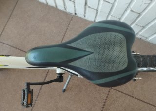 Bicicleta infantil blanca y verde