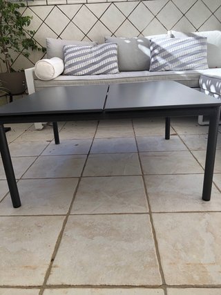 Tavolo da terrazza in metallo grigio