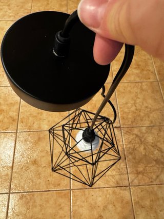 Lámpara de diseño industrial negra con bombilla