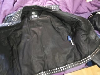 Chaqueta Piel Tachas. New Rock. Negra