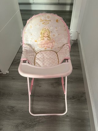 Trona de muñeca rosa con diseño de princesa