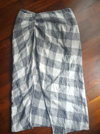 Falda midi cuadros blanco y negro