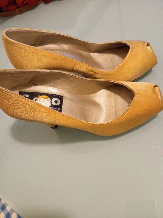 Zapatos de tacón dorados peep toe