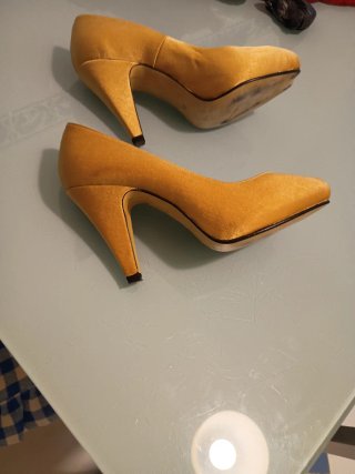 Zapatos de tacón dorados peep toe