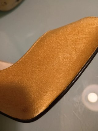 Zapatos de tacón dorados peep toe