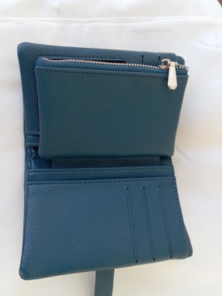 Cartera de mujer azul con cierre