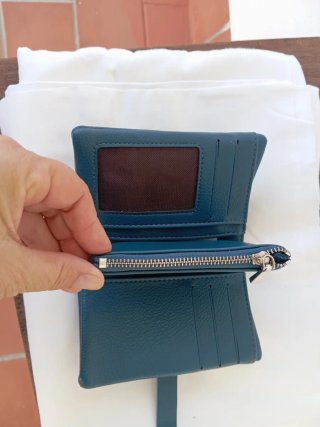 Cartera de mujer azul con cierre
