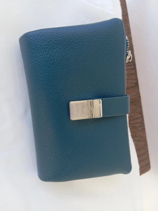 Cartera de mujer azul con cierre