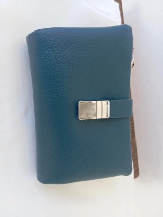 Cartera de mujer azul con cierre