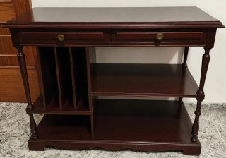 Mesa de madera con cajones y estantes