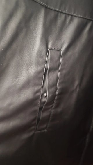 Chaqueta negra con capucha