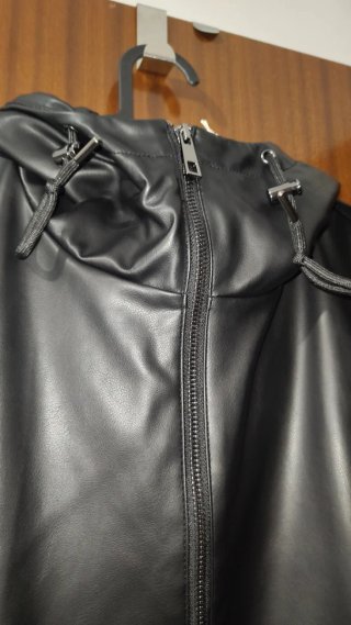 Chaqueta negra con capucha