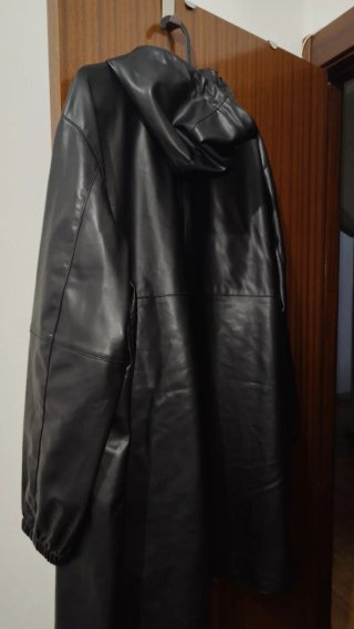 Chaqueta negra con capucha