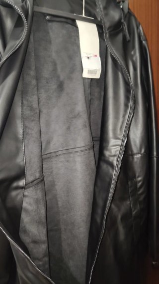 Chaqueta negra con capucha