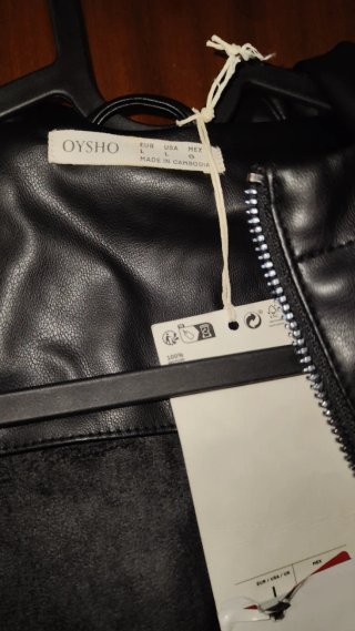 Chaqueta negra con capucha