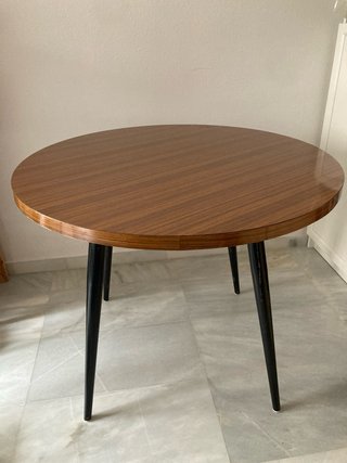 Mesa redonda madera y metal. Cristal, enaguas y br