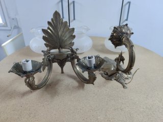 Apliques de pared dorados con tulipas