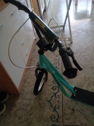Patinete azul con freno