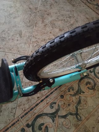 Patinete azul con freno